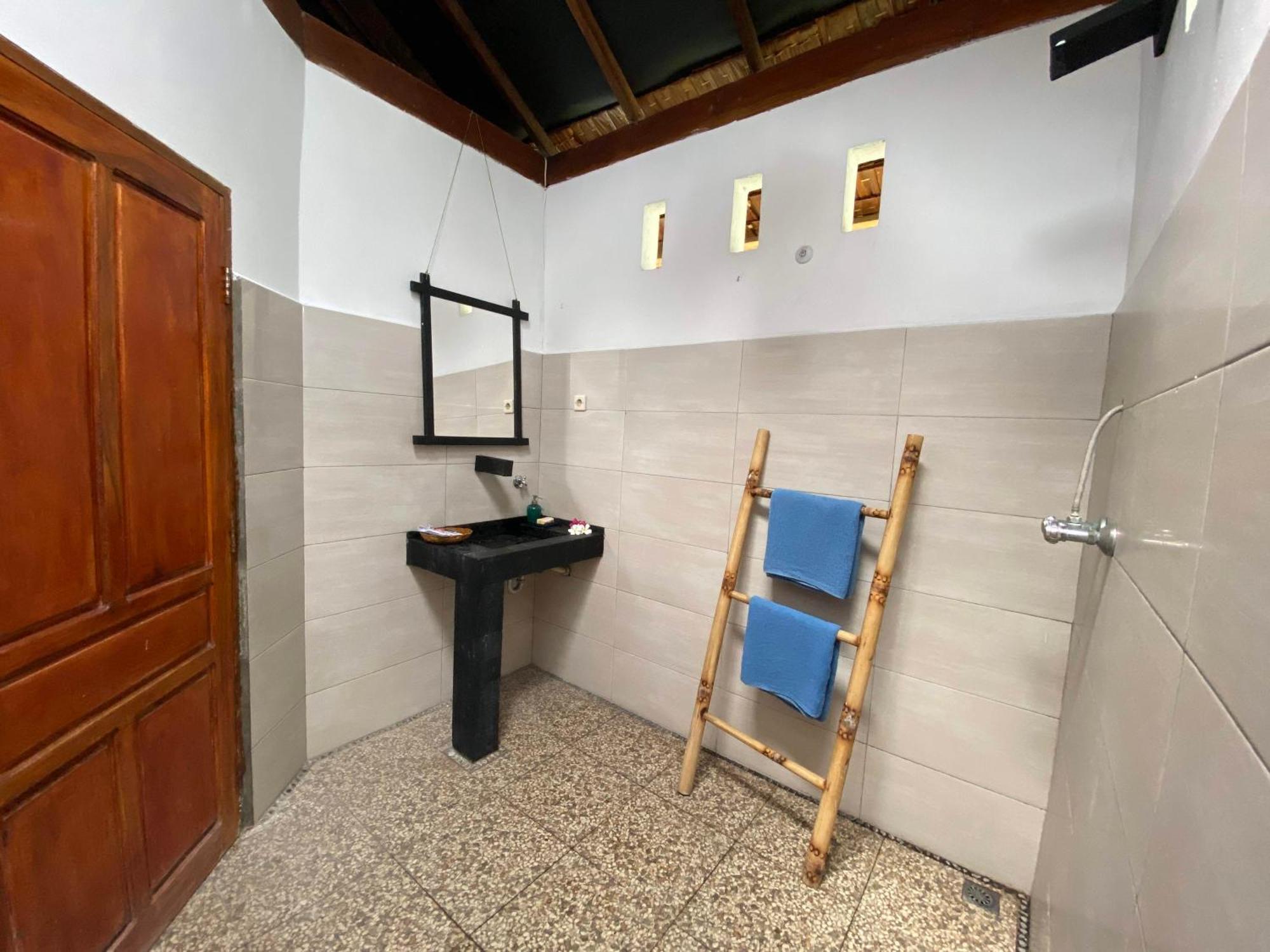 Prince John Dive Resort Donggala 外观 照片